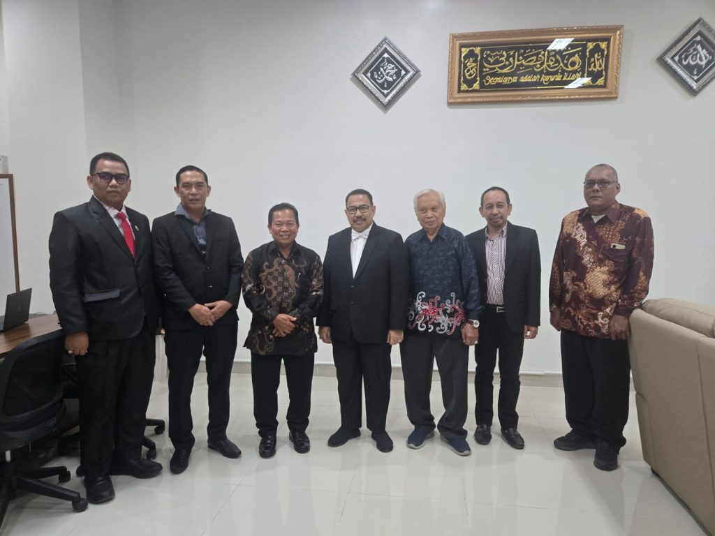 Kunjungan Yayasan Tri Sukses Widya Praja pada Pengukuhan Rektor Uniska Banjarmasin